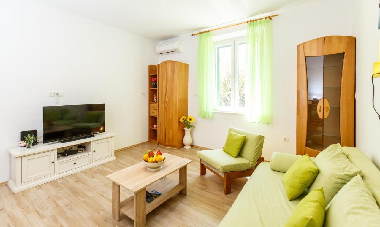 Apartment Green Forest Split Exterior photo